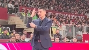 🤯浙江球迷说了什么？引杨鸣逐次伸出4根手指&向天空比划回应