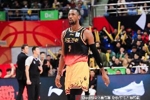 内外开花！贾尔斯半场11中6砍下17分9板 三分4中3